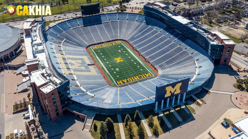 Michigan Stadium có sức chứa đạt tới 115.000 người