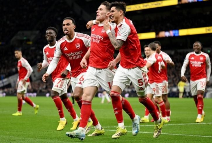 Arsenal lập khoảng cách 5 điểm trước Man City