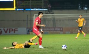 Siêu phẩm của Văn Hậu tại V‑League không chỉ đẹp mắt mà còn là một bài học